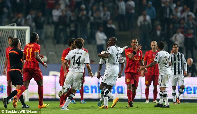  尼斯主场球迷冲突导致比赛中断半小时  