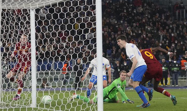  罗马定位球配合精妙，头球破门绝杀对手  